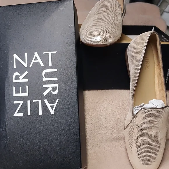 Naturalizer Beige Flats - Picture 3 of 5